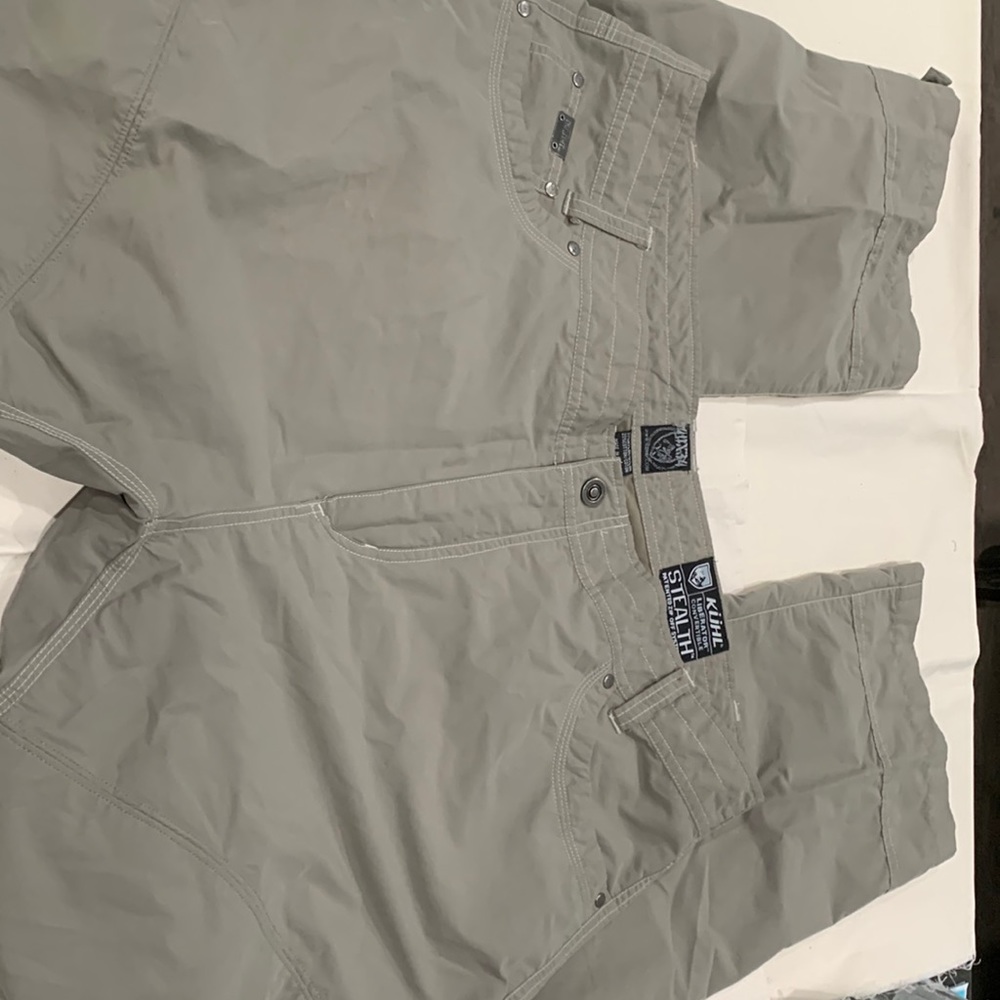 Men’s Kuhl khaki cargo convertible pants